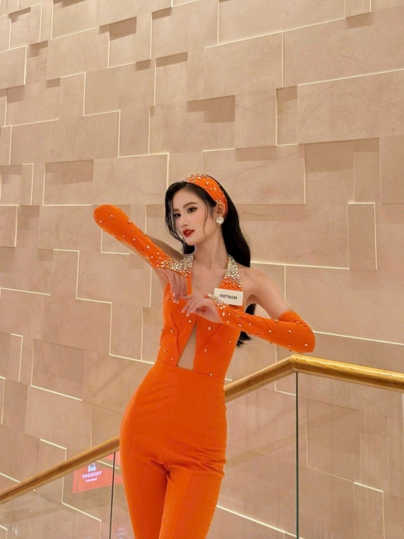 Ở phần thi tài năng, Ý Nhi có màn trình diễn tự tin, vừa hát vừa giao lưu và tương tác nhiệt tình với các thí sinh cùng giám khảo. Ảnh: VietnamPlus