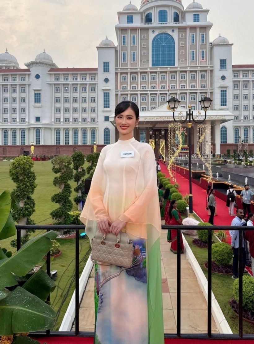 Ý Nhi diện áo dài có thiết kế đặc biệt tại Miss World 2025. Ảnh: VietnamPlus