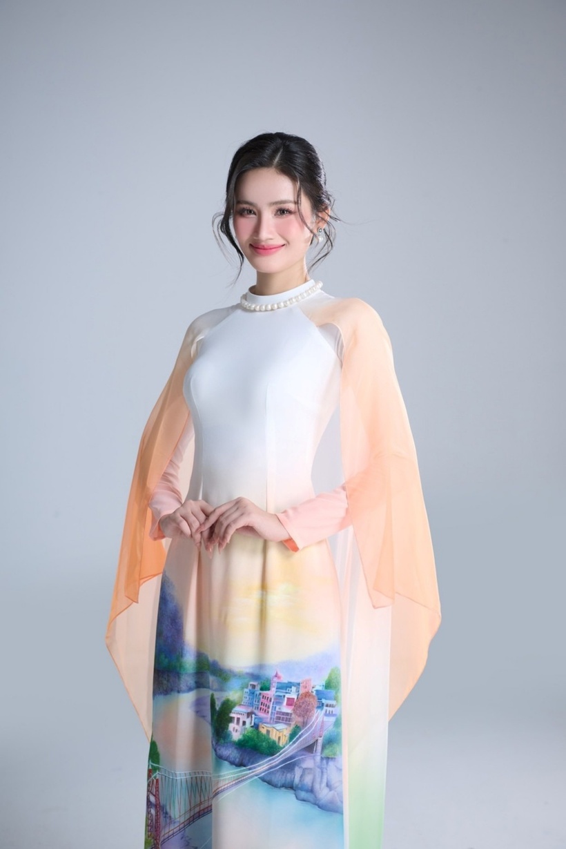 Ý Nhi ghi điểm với khả năng trả lời phỏng vấn bằng tiếng Anh lưu loát, thái độ thân thiện, phong cách năng động, gu thời trang thanh lịch. Ảnh: Giáo Dục và Thời Đại