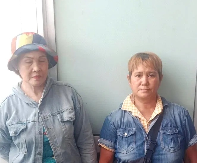 Hai người phụ nữ Hoa và Lan khi bị bắt giữ. Ảnh: Pháp luật TP.HCM