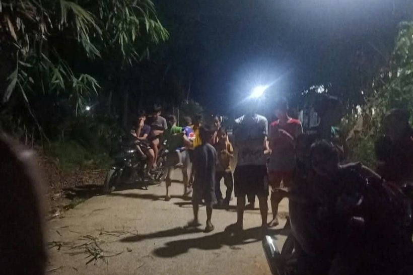 Lực lượng chức năng cùng người dân tìm kiếm học sinh tiểu học mất tích. Ảnh: VietNamnet