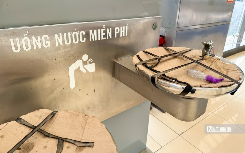 Theo nhiều hành khách thường xuyên đi tàu Cát Linh – Hà Đông, dù máy uống nước miễn phí phục vụ người dân khá tiện ích nhưng đã hư hỏng từ lâu mà không được sửa chữa.