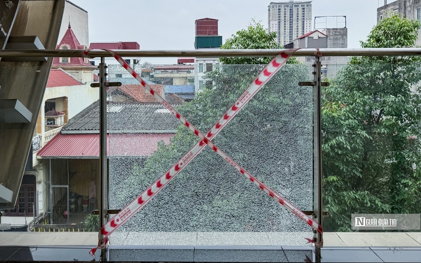 Một tấm kính chắn tại ga Hà Đông đã bị vỡ. Đơn vị đã căng dây cảnh báo người dân.