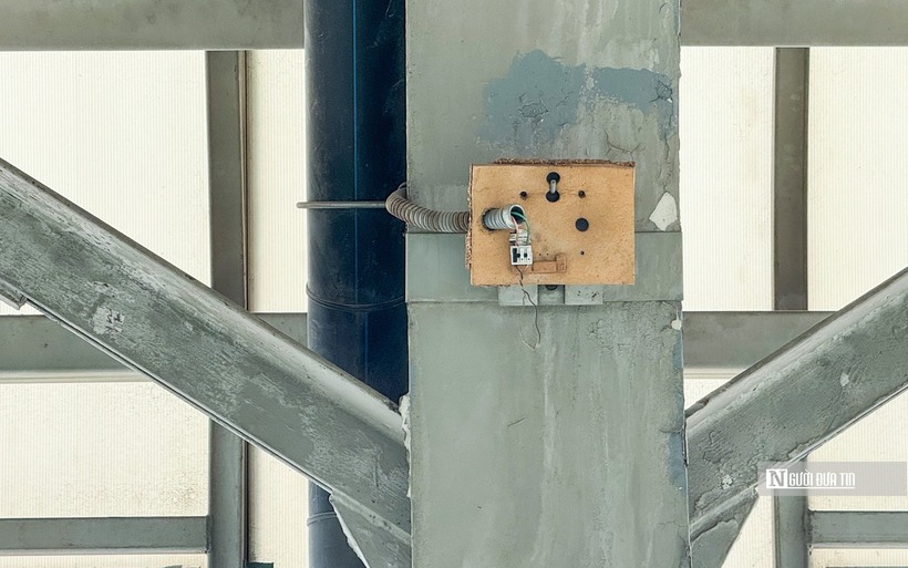 Một vài hệ thống loa thông báo tại các nhà ga đã hư hỏng và chưa được sửa chữa.