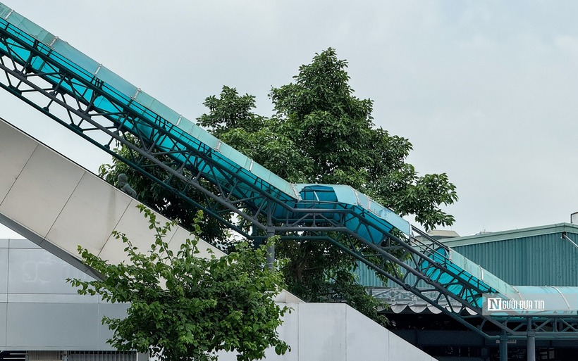 Mái che thang cuốn tại đây cũng hư hỏng và chưa được sửa chữa.