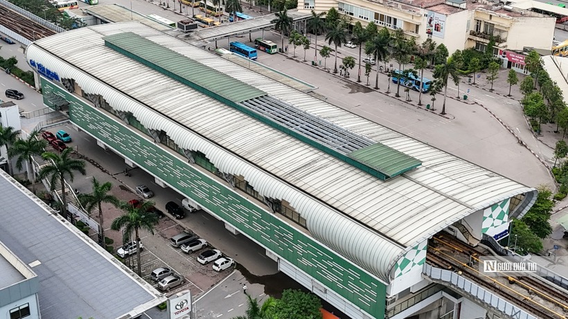 Theo ghi nhận của  Đời sống và Pháp luật sau vài năm vận hành thương mại đến nay, nhiều hạng mục của tuyến đường sắt này đã xuống cấp. Trong ảnh là hệ thống mái ga Yên Nghĩa đã bị xuống cấp, hư hỏng.