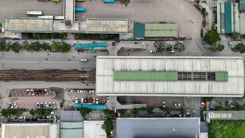 Theo tìm hiểu của Đời sống và Pháp luật, hiện trạng mái ga Yên Nghĩa hư hỏng bắt đầu từ đợt bão Yagi năm 2024.