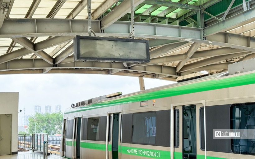 Cũng theo ghi nhận của Đời sống và Pháp luật tại ga Yên Nghĩa, hệ thống biển báo điện tử thông báo tàu đến và rơi đi đã hư hỏng nhưng cũng chưa được sửa chưa.