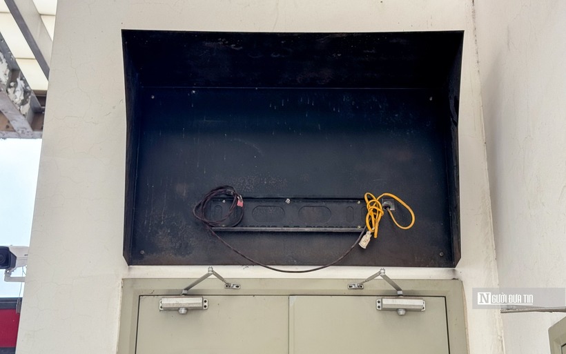 Trong ảnh là hệ thống màn hình camera giám sát tại một số ga thuộc tuyến đường sắt đô thị Cát Linh - Hà Đông đã hư hỏng.