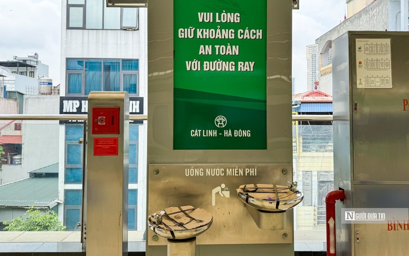 Theo ghi nhận tại ga Văn Khê, tuy được trang bị hệ thống máy uống nước miễn phí phục vụ người dân nhưng cũng đã rơi vào tình trạng hư hỏng từ lâu.