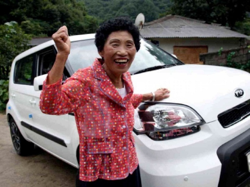 Hãng xe Hàn Quốc Hyundai còn quyết định tặng bà Cha Sa-soon một chiếc ô tô hoàn toàn mới. Ảnh: Reddit.