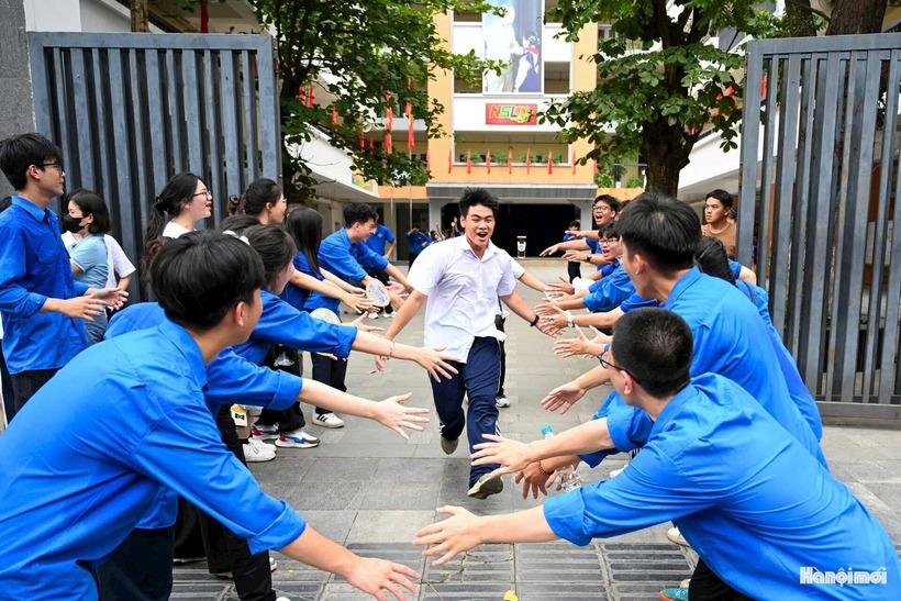 Nhìn lại những hình ảnh "không thể bỏ lỡ" khép lại Kỳ thi vào lớp 10 THPT 2025 ở Hà Nội - 8