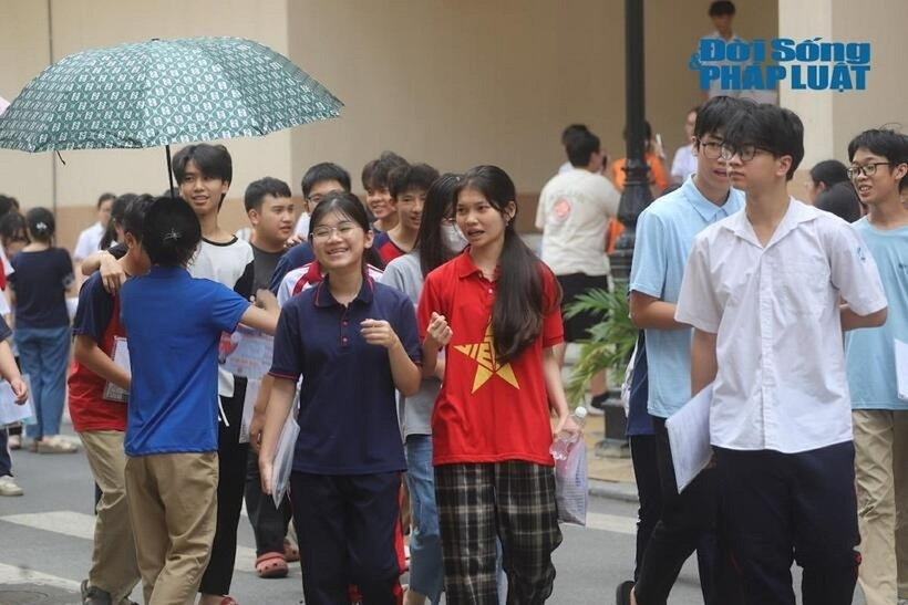 Đây là một trong những kỳ thi có số lượng thí sinh tham gia đông đảo nhất cả nước, với 115.951 lượt đăng ký dự thi trên toàn thành phố. Trong số đó, 102.860 thí sinh dự thi công lập không chuyên và 13.091 thí sinh dự thi môn chuyên, thể hiện sự cạnh tranh gay gắt để giành một suất vào các trường THPT công lập mơ ước.