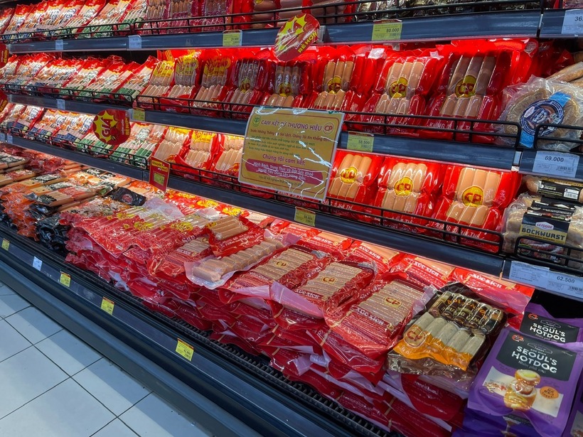 Giá hàng xúc xích CP được gắn biển “Cam kết từ thương hiệu” trước đó. Ảnh: Báo Vĩnh Phúc
