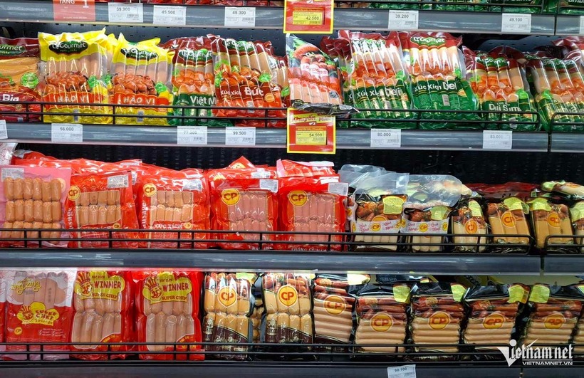 Tối 9/6, tờ cam kết của C.P. Việt Nam về chất lượng sản phẩm trên kệ hàng tại siêu thị Tops Market đã không còn. Ảnh: Chụp tối 9/6/Vietnamnet