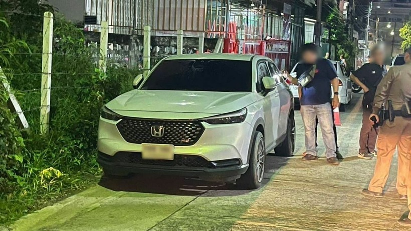 Thi thể nạn nhân được tìm thấy trong chiếc ô tô màu trắng đỗ phía bên ngoài ngôi nhà của chị. Ảnh: Matichon