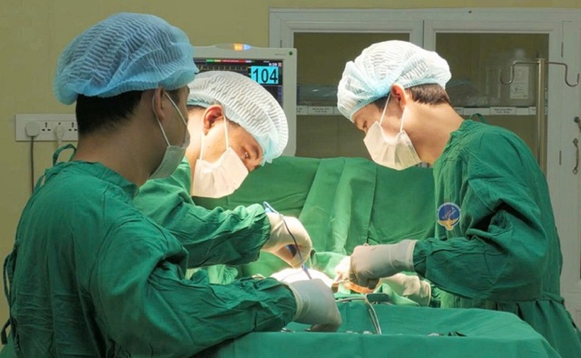 Các bác sĩ phẫu thuật trong 5 giờ liền để bảo lưu tính mạng cho bệnh nhân. Ảnh: Sức khỏe & Đời sống