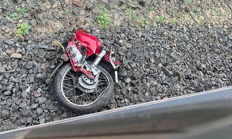 Xe máy bị tàu hỏa nghiến đứt làm đôi. (Ảnh: VnExpress)