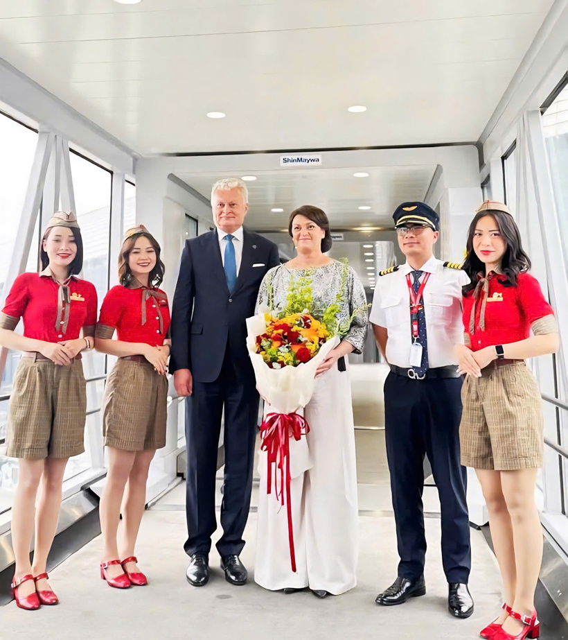 Tổng thống Litva đến Hà Nội trên chuyên cơ Vietjet - 1