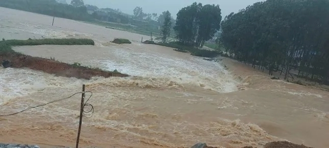 Mưa lũ tại các tỉnh miền Trung khiến 2 người chết và 4 người hiện mất tích