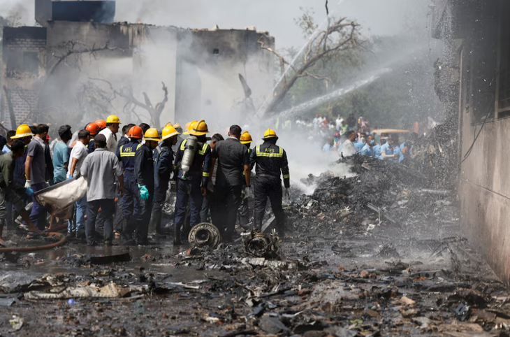 Hiện trường vụ rơi máy bay. Ảnh: Reuters