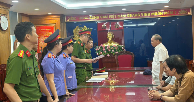 Cơ quan Cảnh sát điều tra Công an tỉnh Thanh Hóa ra Quyết định khởi tố đối với 4 bị can về Tội vi phạm các quy định về quản lý đất đai, quy định tại điều 229 Bộ luật hình sư. (Ảnh: Công an tỉnh Thanh Hóa)