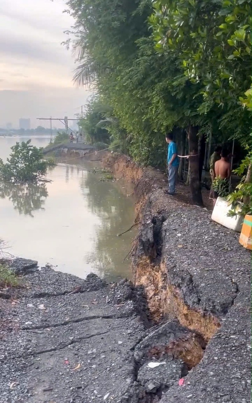 Hàng trăm khối đất, đá bị nhấn chìm xuống lòng sông. Ảnh: Vietnamnet.