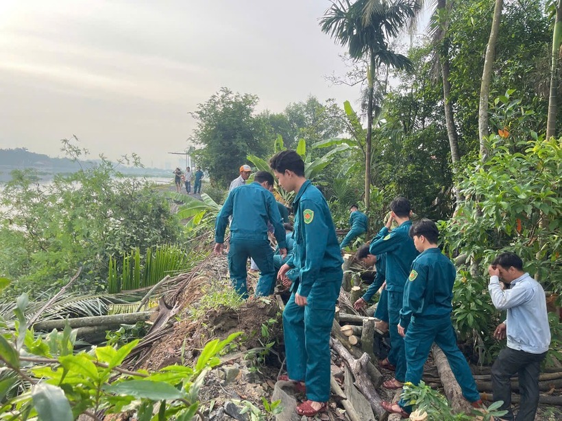 Ban Chỉ huy Quân sự huyện Củ Chi đã điều động lực lượng dân quân tự vệ hỗ trợ di dời toàn bộ 4 hộ dân. Ảnh: Vietnamnet.