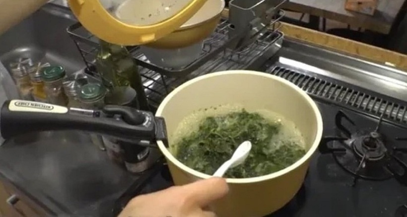 Anhon chỉ ăn một bữa rau đông lạnh mỗi ngày trong 5 năm với mục tiêu trẻ hóa ngoại hình.