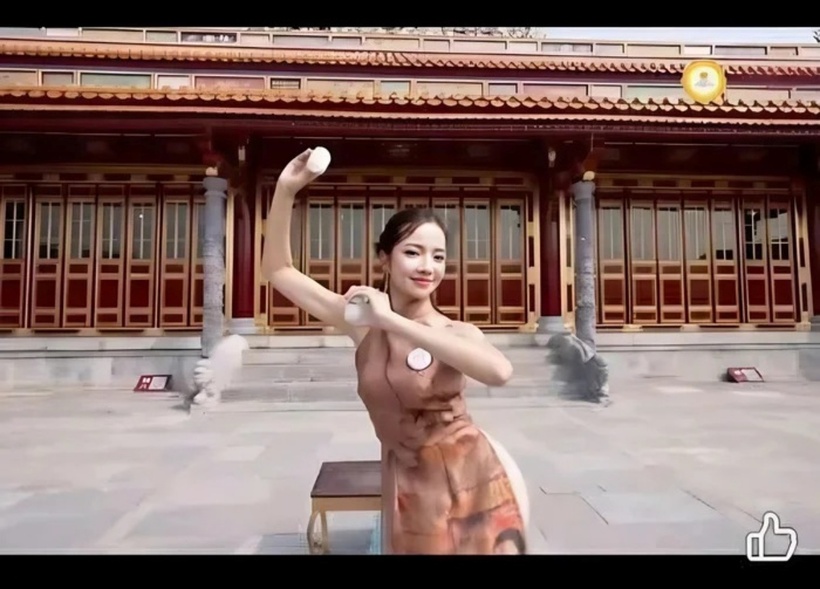 Thí sinh Võ Thị Thanh Bình Thanh Bình biểu diễn múa chén và thưởng trà tại sân chầu điện Thái Hòa. Ảnh: Saostar