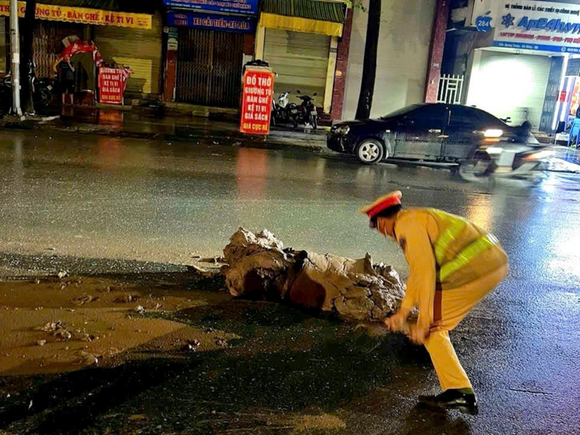 CSGT dọn dẹp đất thải rơi vãi trên đường Quang Trung