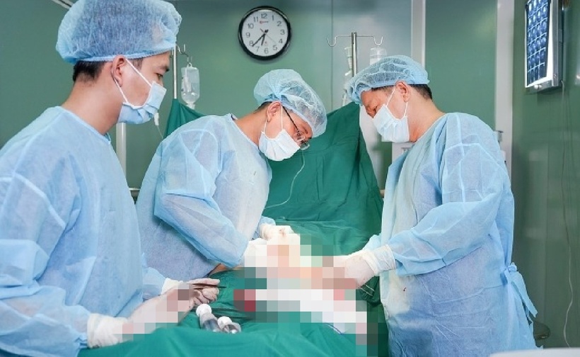 Bác sĩ chỉ định mổ tránh để filler tiếp tục lan rộng hay tắc nghẽn mạch máu, khiến tình trạng tồi tệ hơn. Ảnh: VnExpress.