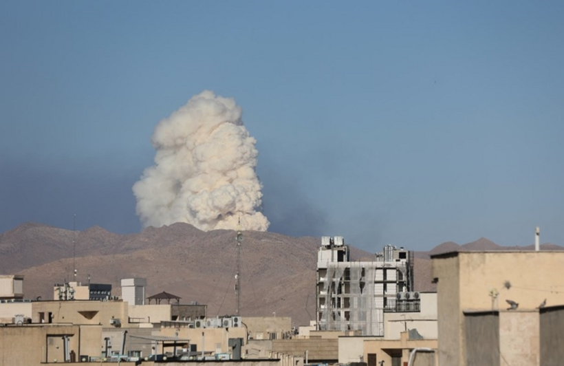 Khói bốc lên tại thủ đô Tehran (Iran) sau một cuộc tấn công của Israel, ngày 18/6. Ảnh: Reuters