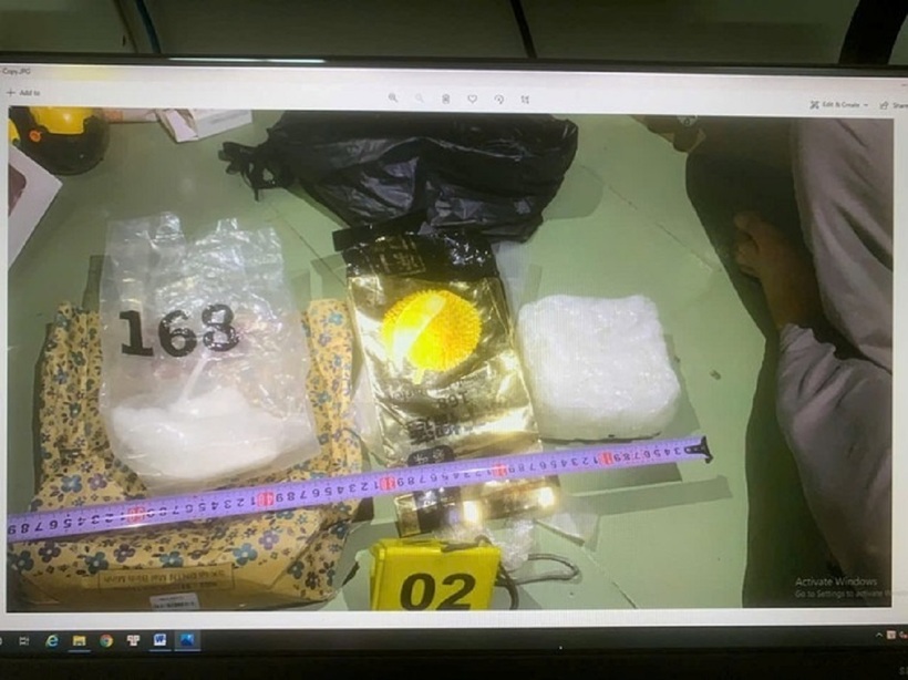 Công an thu giữ gần 2 kg ma túy (dạng đá) của Thức. Ảnh: Người lao động