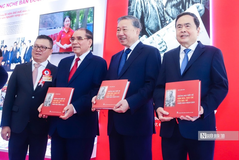 Chủ tịch Hội Nhà báo Việt Nam Lê Quốc Minh tặng Tổng Bí thư Tô Lâm, nguyên Tổng Bí thư Nông Đức Mạnh, Chủ tịch Quốc hội Trần Thanh Mẫn cuốn sách "Những bài viết về văn hóa, báo chí của Bác Hồ trên Báo Nhân dân".