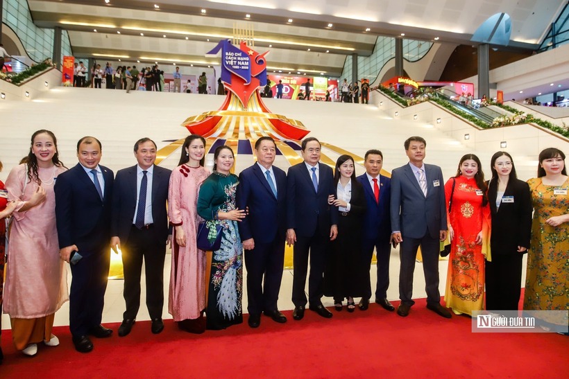 Chủ tịch Quốc hội Trần Thanh Mẫn và Trưởng Ban Tuyên giáo và Dân vận Trung ương Nguyễn Trọng Nghĩa chụp ảnh lưu niệm cùng các đại biểu.