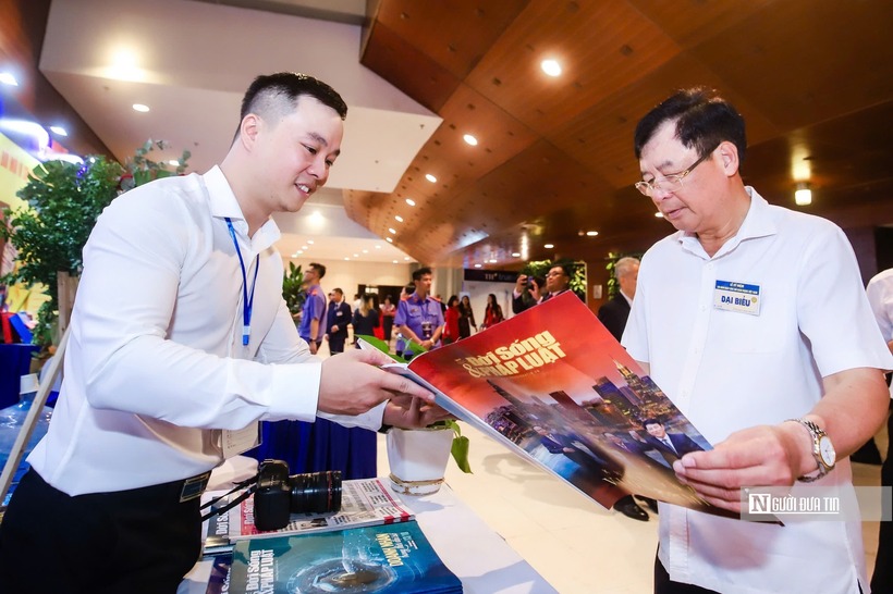 TS. Trần Công Phàn - Phó Bí thư Đảng ủy, Phó Chủ tịch Thường trực Hội Luật gia Việt Nam tham quan gian trưng bày của Tạp chí Đời sống và Pháp luật.