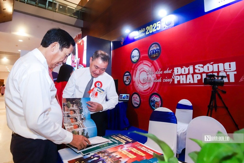 Nhà báo Thuận Hữu - nguyên Tổng biên tập báo Nhân Dân, nguyên Chủ tịch Hội Nhà báo Việt Nam tham quan gian trưng bày của Tạp chí Đời sống và Pháp luật.