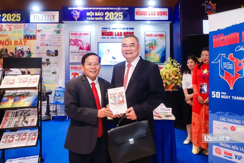 Trung tướng Tô Ân Xô - Trợ lý Tổng Bí thư Tô Lâm tham quan các gian trưng bày.