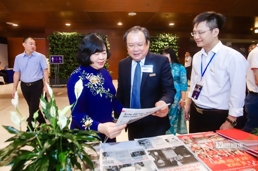 Bí thư Thành ủy Hà Nội Bùi Thị Minh Hoài tham quan các gian trưng bày.