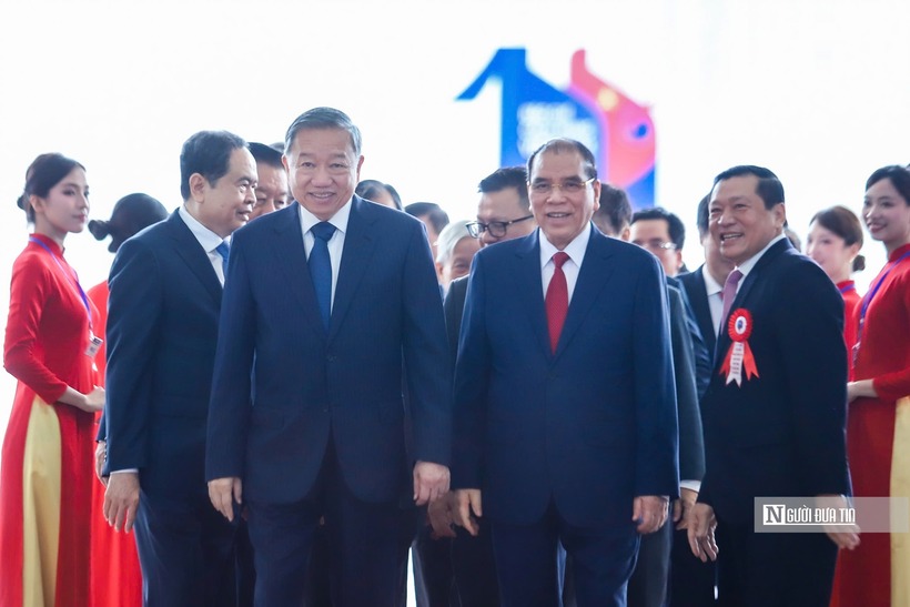 Tổng Bí thư Tô Lâm và nguyên Tổng Bí thư Nông Đức Mạnh.