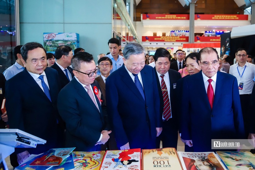 Tổng Bí thư Tô Lâm và các đồng chí lãnh đạo, nguyên lãnh đạo Đảng, Nhà nước tham quan các gian trưng bày trong không gian Hội Báo toàn quốc năm 2025.