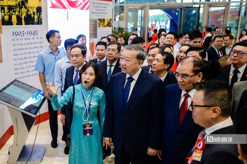 Tổng Bí thư Tô Lâm và các đồng chí lãnh đạo, nguyên lãnh đạo Đảng, Nhà nước nghe giới thiệu về lịch sử Báo chí Cách mạng Việt Nam.