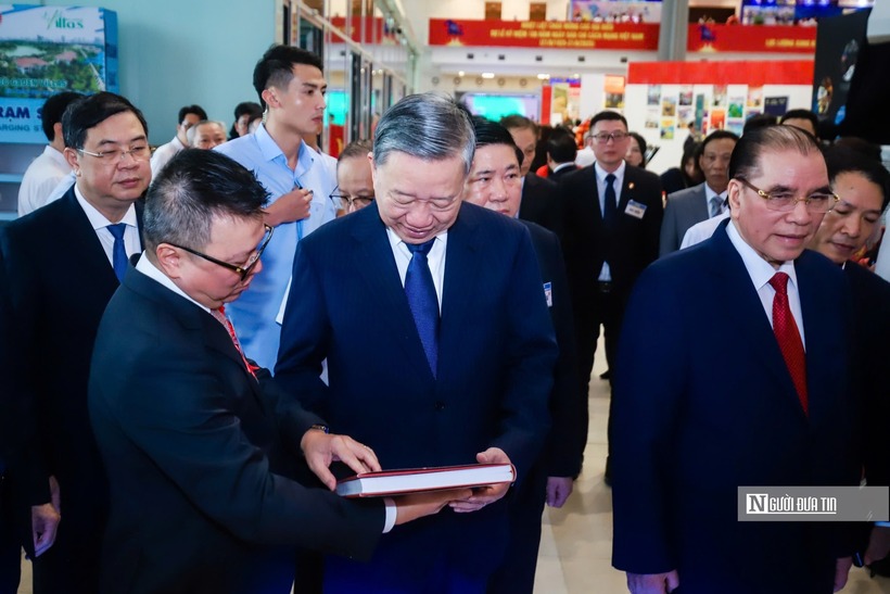 Tổng Bí thư Tô Lâm tham quan các sản phẩm báo chí được trưng bày tại Hội Báo toàn quốc năm 2025.