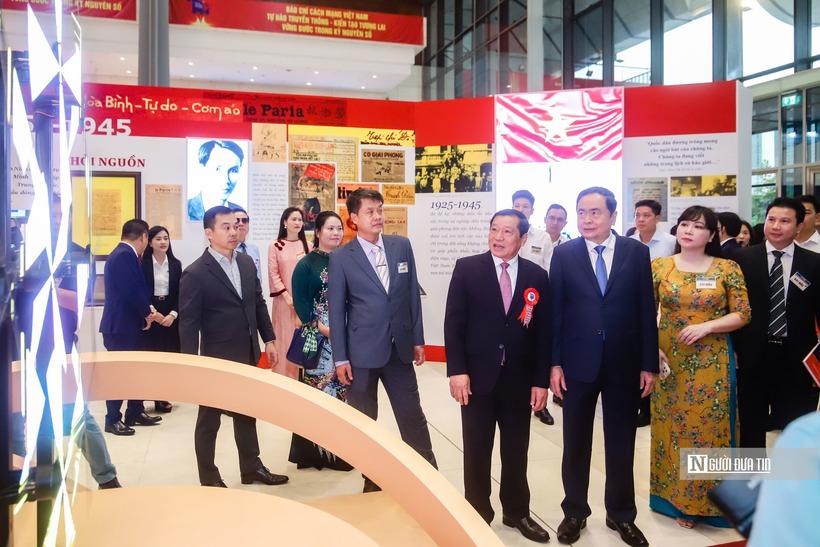 Chủ tịch Quốc hội Trần Thanh Mẫn tham quan các gian trưng bày.