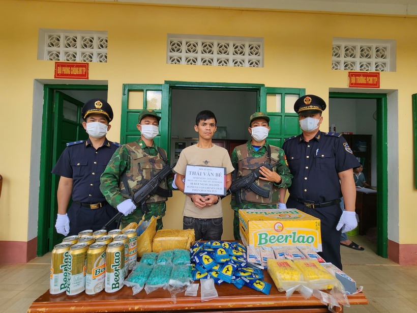 Đối tượng Thái Văn Bé bị bắt giữ tại Cửa khẩu quốc tế Bờ Y. Ảnh: VTC News.