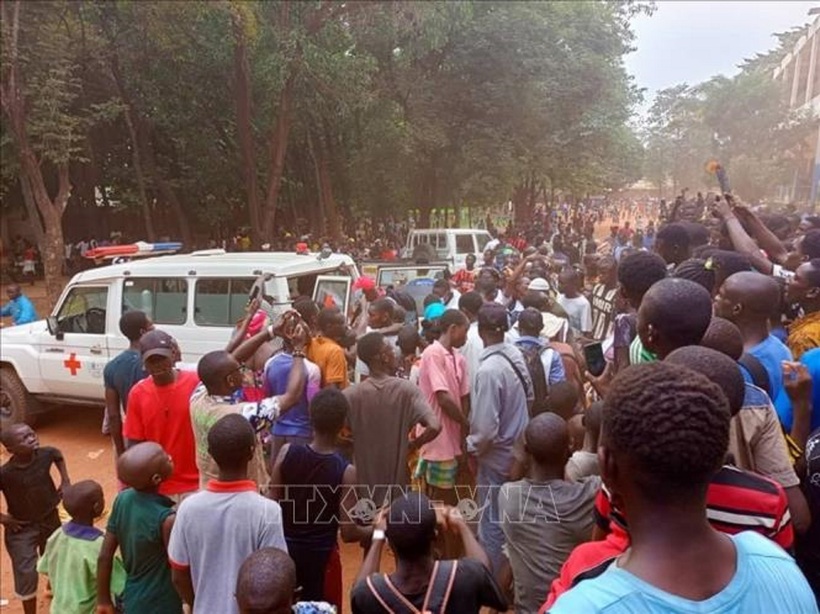 Người dân tập trung tại Trường trung học Barthelemy Boganda, nơi xảy ra vụ giẫm đạp, ở Bangui, Cộng hòa Trung Phi. Ảnh: TTXVN