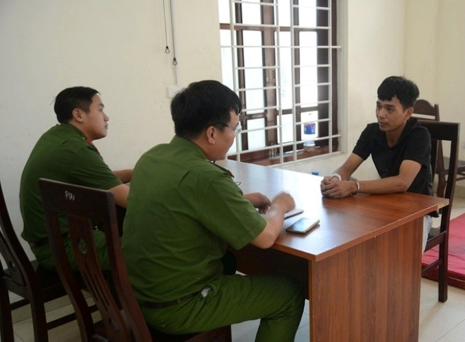 Công an lấy lời khai Nguyễn Khắc Nhật. Ảnh: Sức khỏe và Đời sống