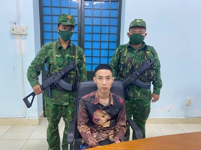 Đối tượng Nguyễn Hồng Quân thời điểm bị bắt. (Ảnh: Báo Công an TP.HCM)