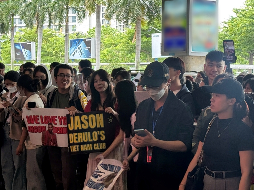 Người hâm mộ Việt ra sân bay đón Jason Derulo trước khi nhận được tin nam ca sĩ hủy show. Ảnh: Thanh Niên